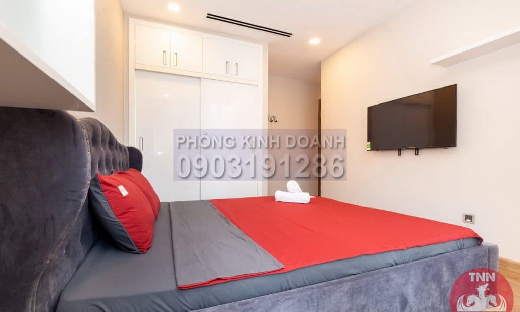 Cho thuê căn Vinhomes 3 phòng ngủ tầng 17 Park 1 đủ nội thất view hồ bơi